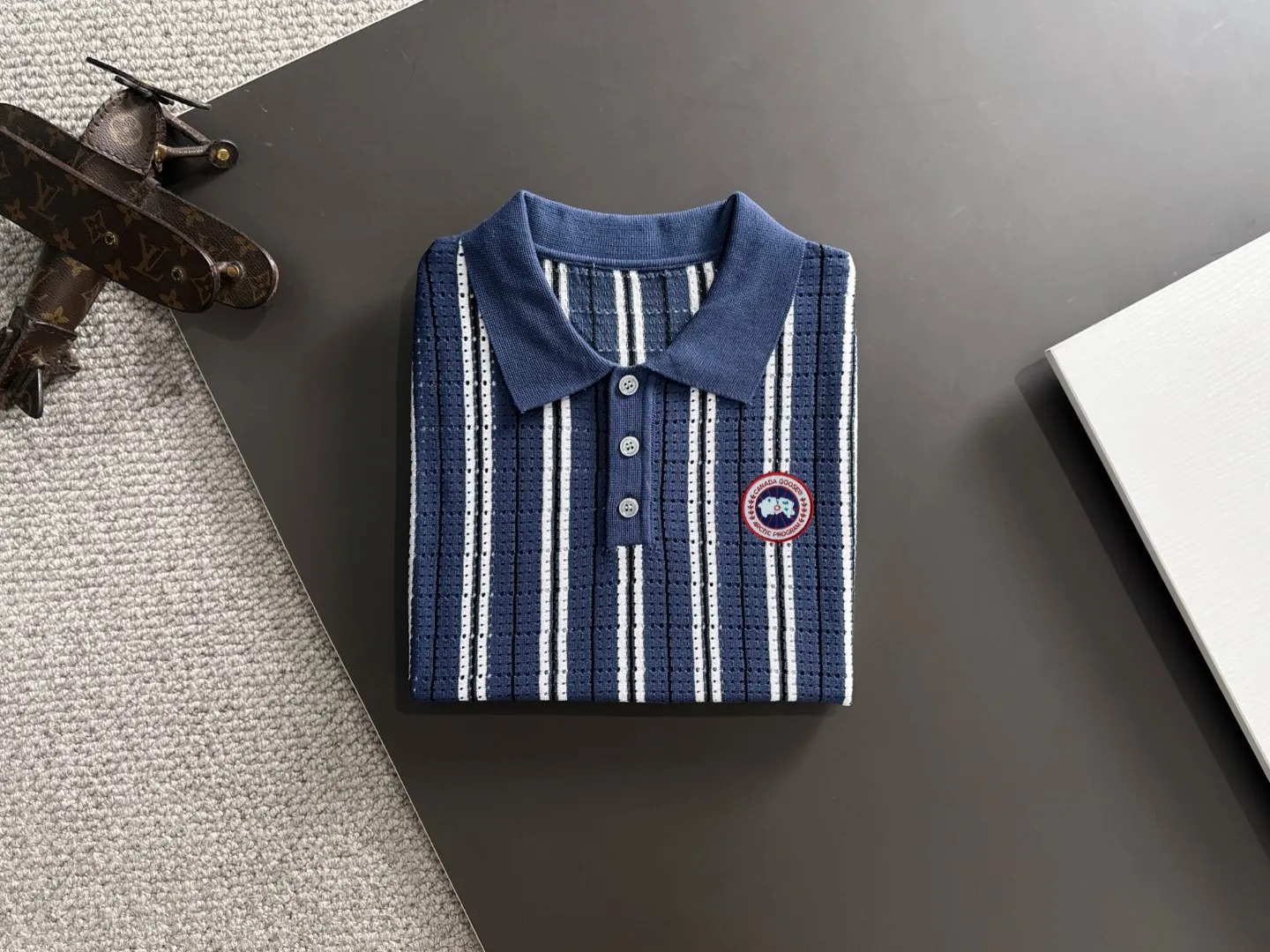 Next day shipment P300 High quality Big Goose 2025 autumn and winter new men's lapel short-sleeved T-shirt Made of combed cotton yarn knitted cotton fabric, pure cotton high-weight special yarn, it feels full of weight when weighed, and the upper body is more textured than ordinary T-shirts. This texture can cope with the weather easily and is suitable for both hot and cold! The pattern on the chest adopts three-dimensional embroidery technology, and is perfectly produced stitch by stitch with reference to the original version! Loose fit design, looks noble. Size: M to XXXL
